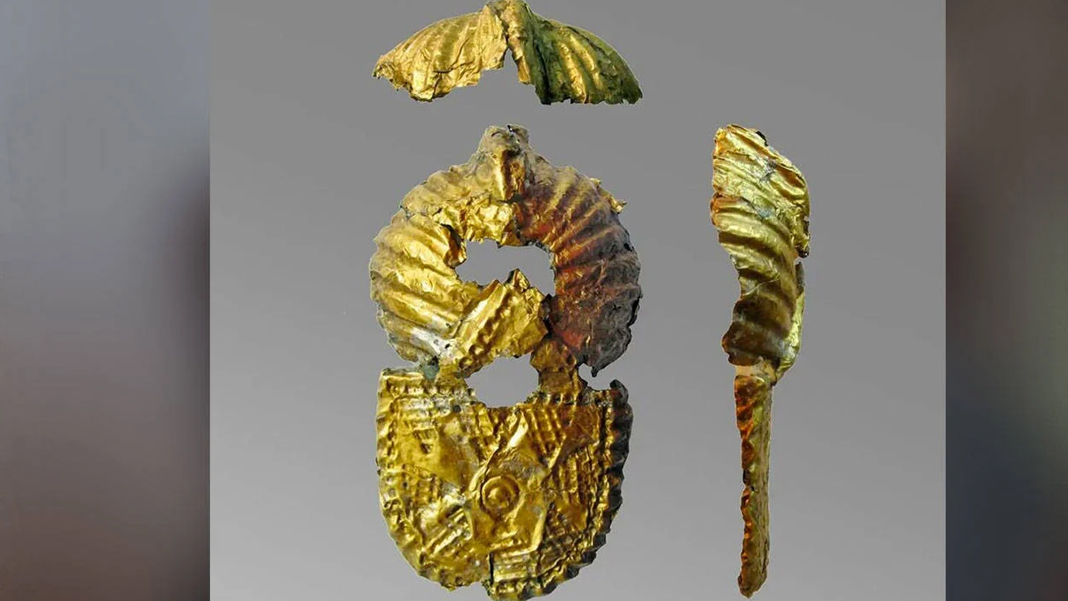 Kazakistan'da 1500 yıllık keşif: Kadın mezarından altın süslemeli ayakkabılar çıktı