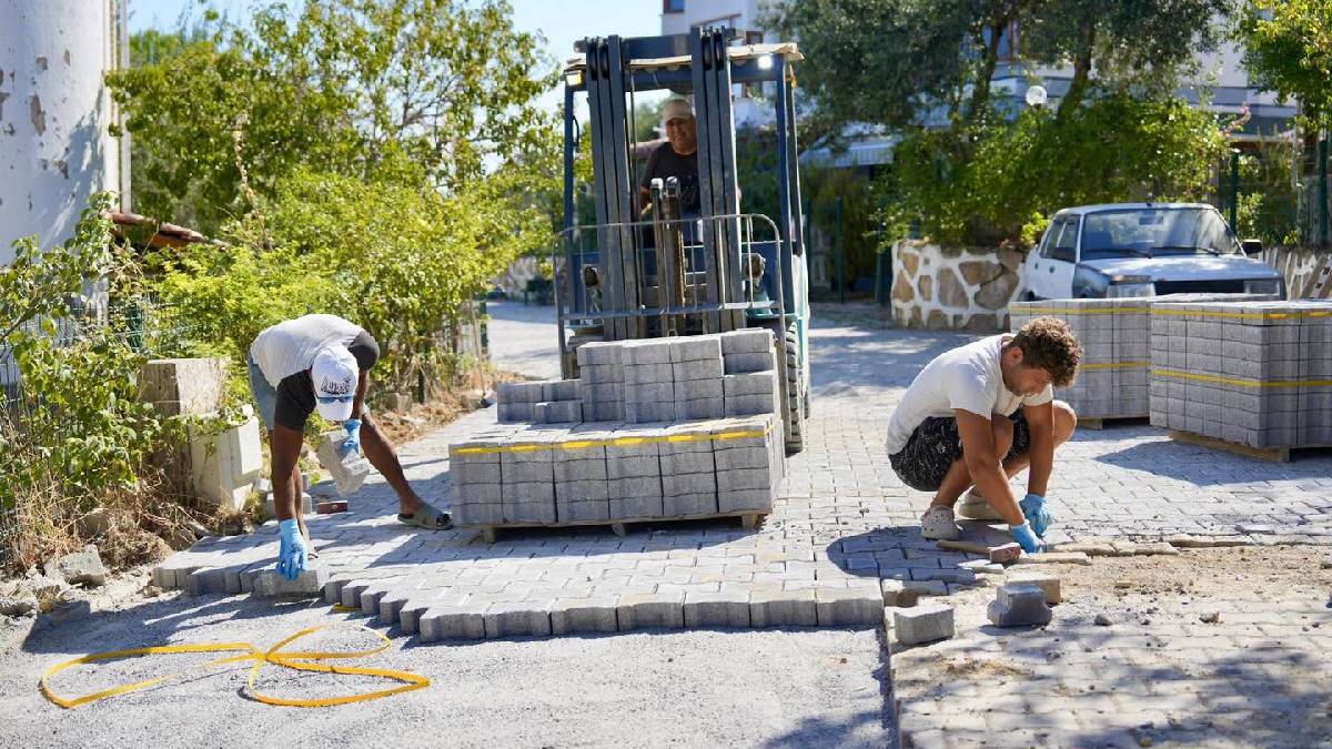 Burhaniye'de 12 ayrı mahallede yol seferberliği