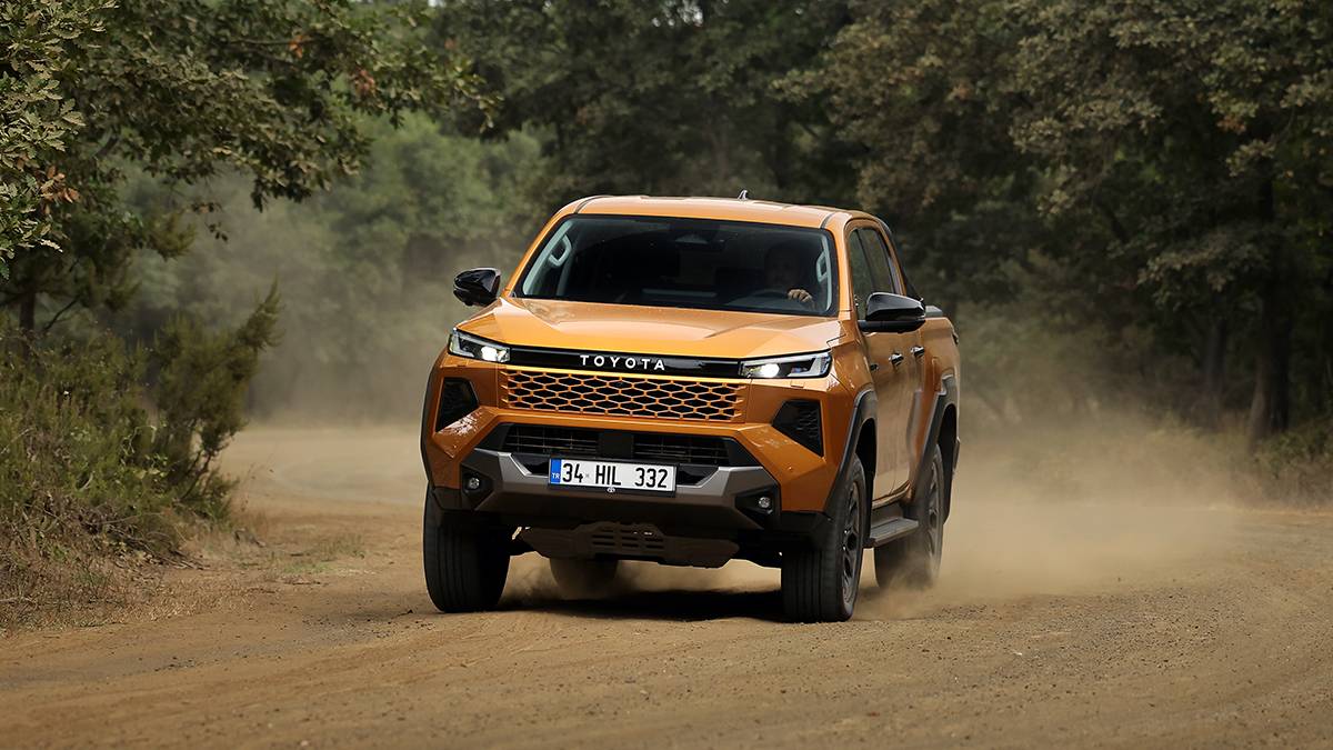 Toyota'nın en çok satan iki modeli Türkiye'ye sürprizlerle geliyor: Hilux ve RAV4 görücüye çıktı