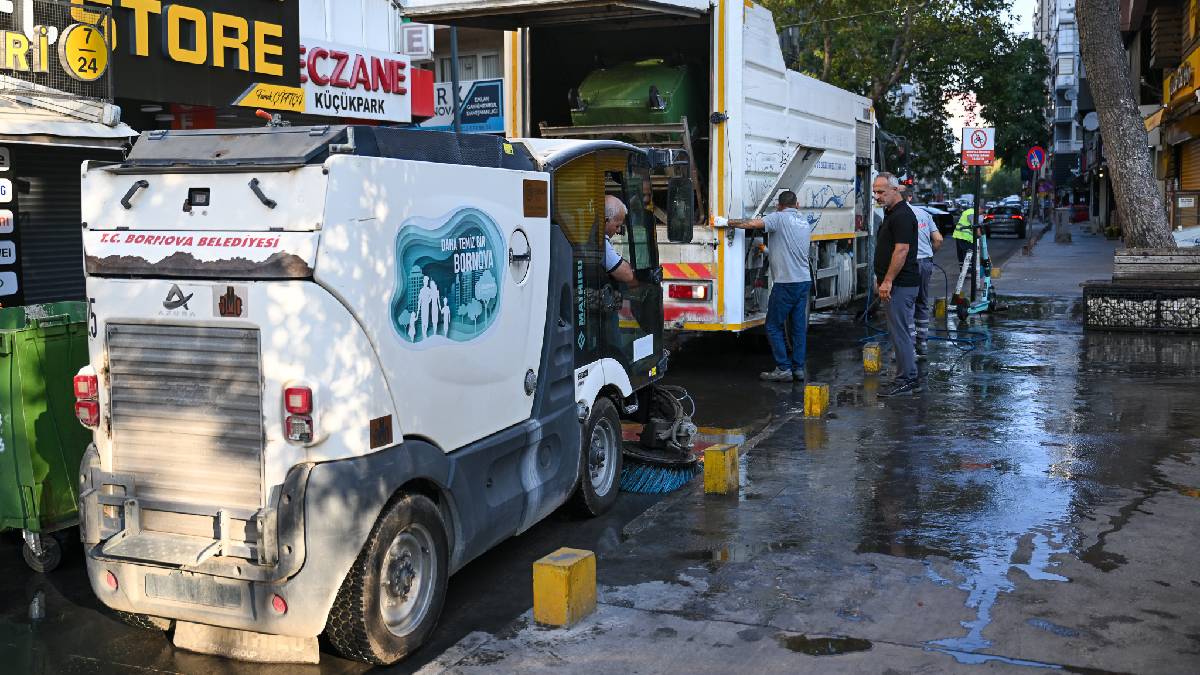 Belediyeden, Bornova’nın kalbinde sabah temizliği