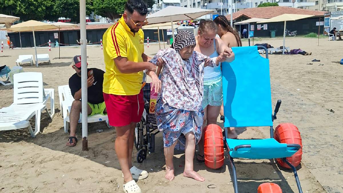 Yumurtalık’ta mavi bayrak yenilendi, engelsiz plaj dönemi başladı