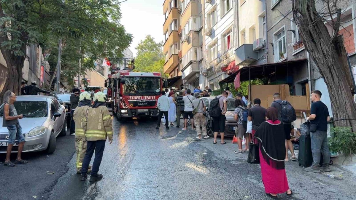 Beyoğlu’nda otel yangını: 17 kişi tahliye edildi