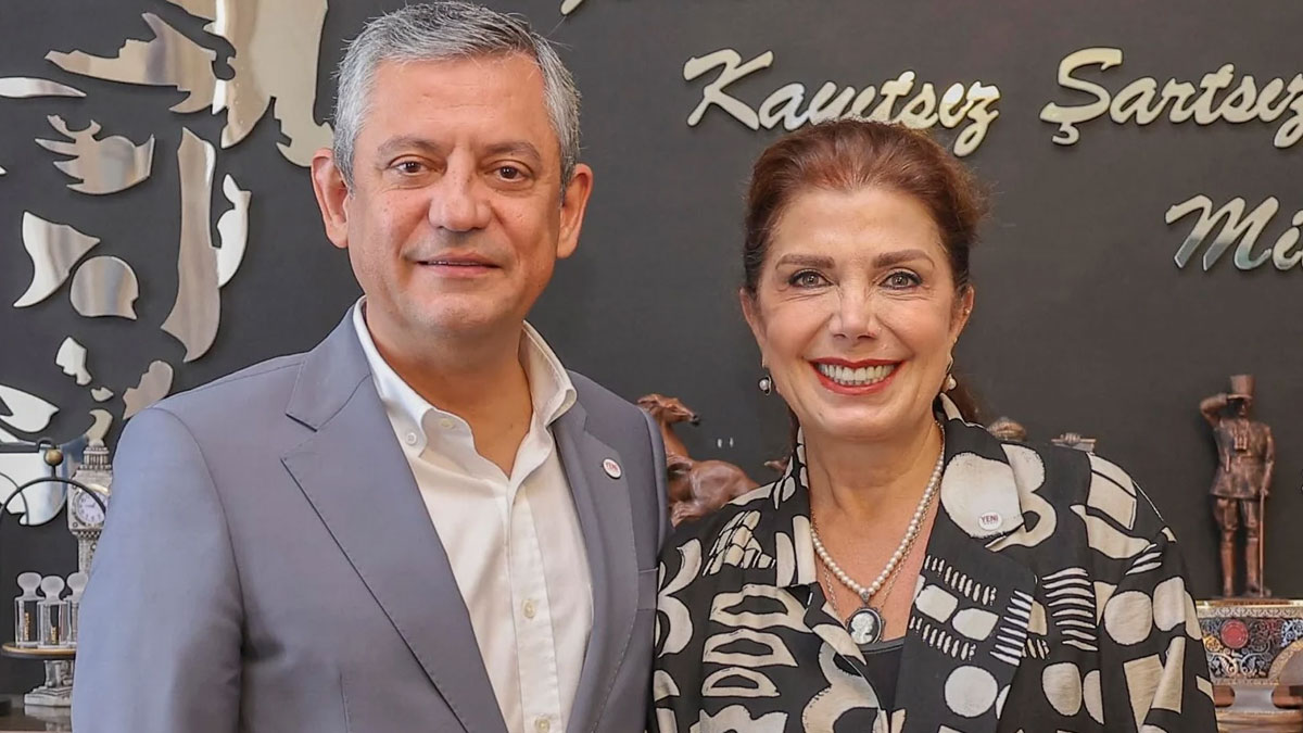 Ahmet Taner Kışlalı’nın eşi Nilüfer Kışlalı YENİ Parti’ye katıldı: Rozetini Özgür Özel taktı