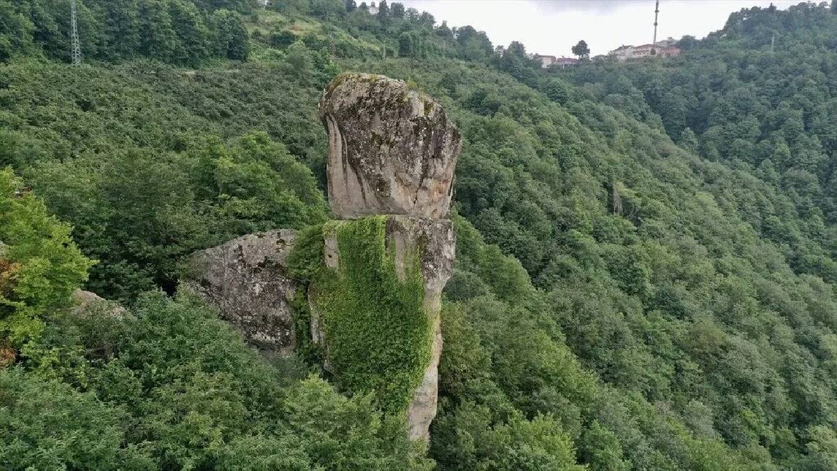 Havada asılı duruyor, görenler hayret ediyor! Giresun’un meşhur ‘Gelin Kayası’