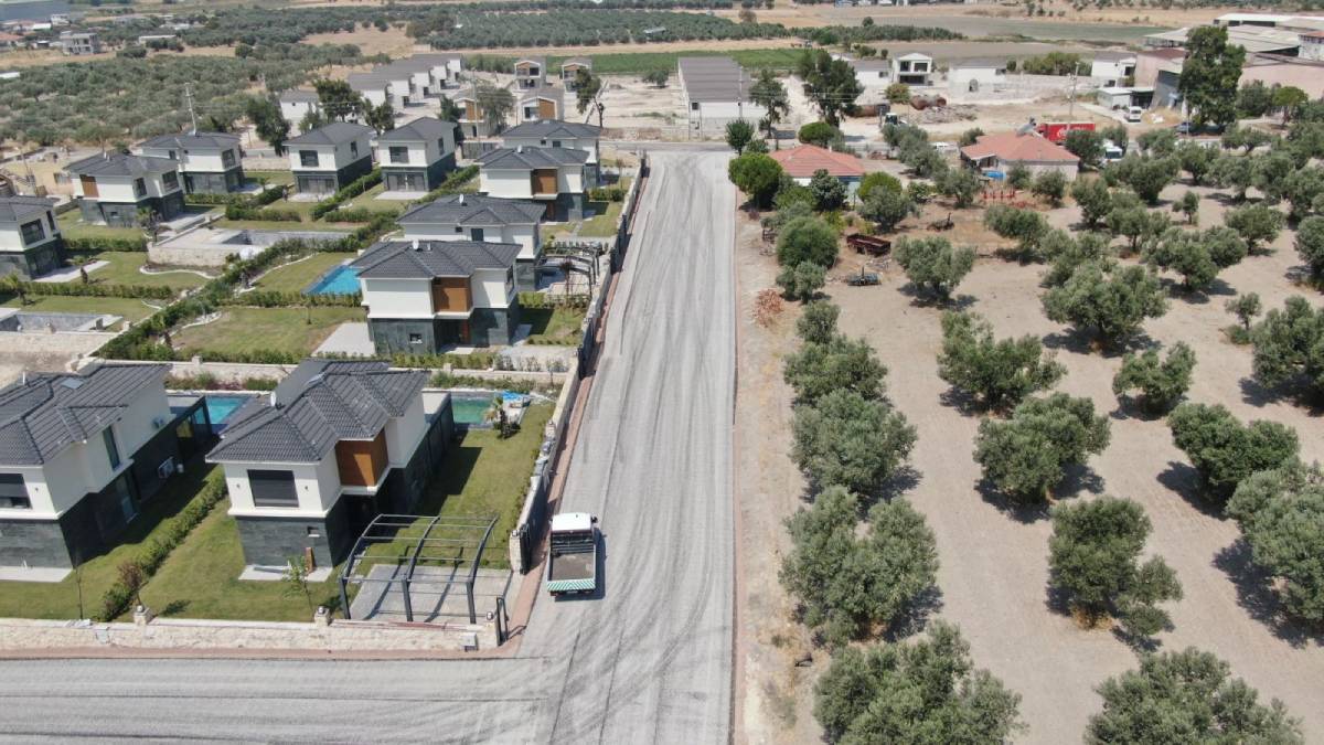 Foça'da daha güvenli ve konforlu yollar için asfalt seferberliği sürüyor