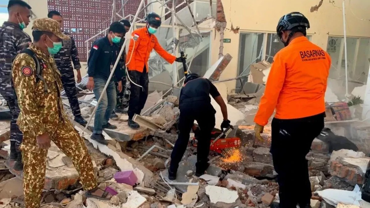 Endonezya’daki 7,7 büyüklüğündeki depremde 400 bin kişi evsiz kaldı