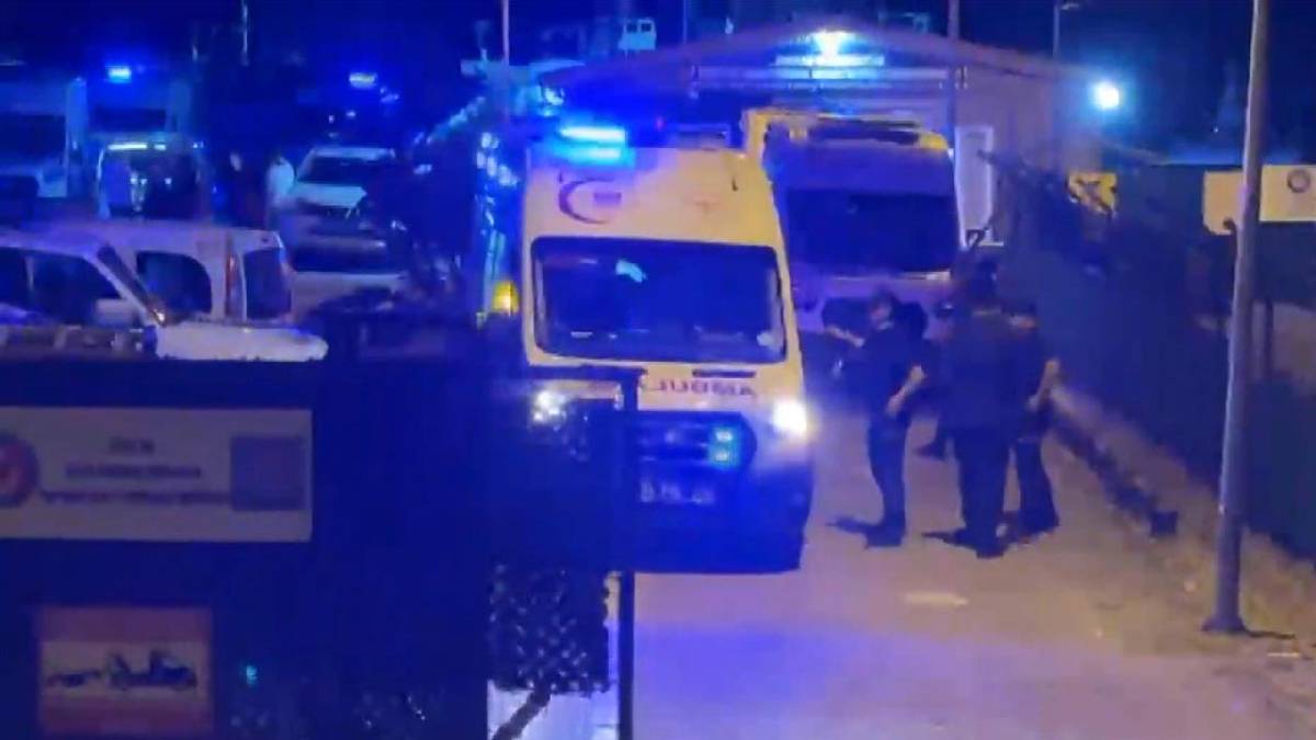 Zeytinburnu açıklarında gemide zehirlenme şüphesi: 4 kişi hastaneye kaldırıldı