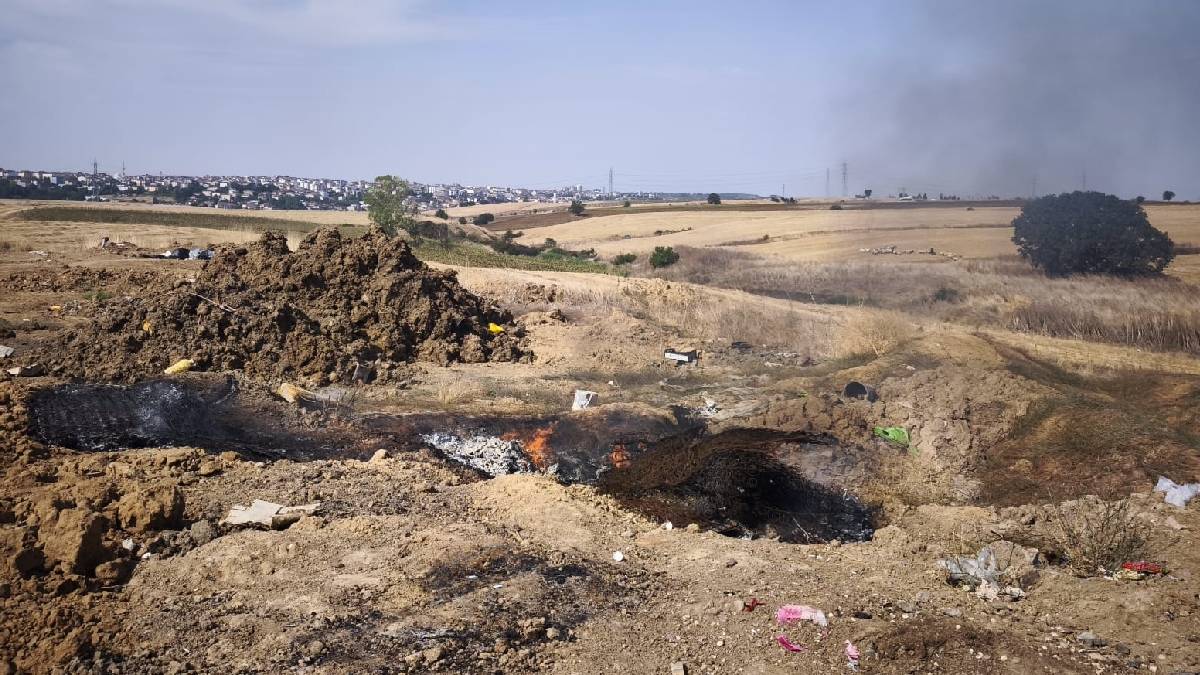 Şantiye alanındaki atık yangınına zabıta müdahalesi