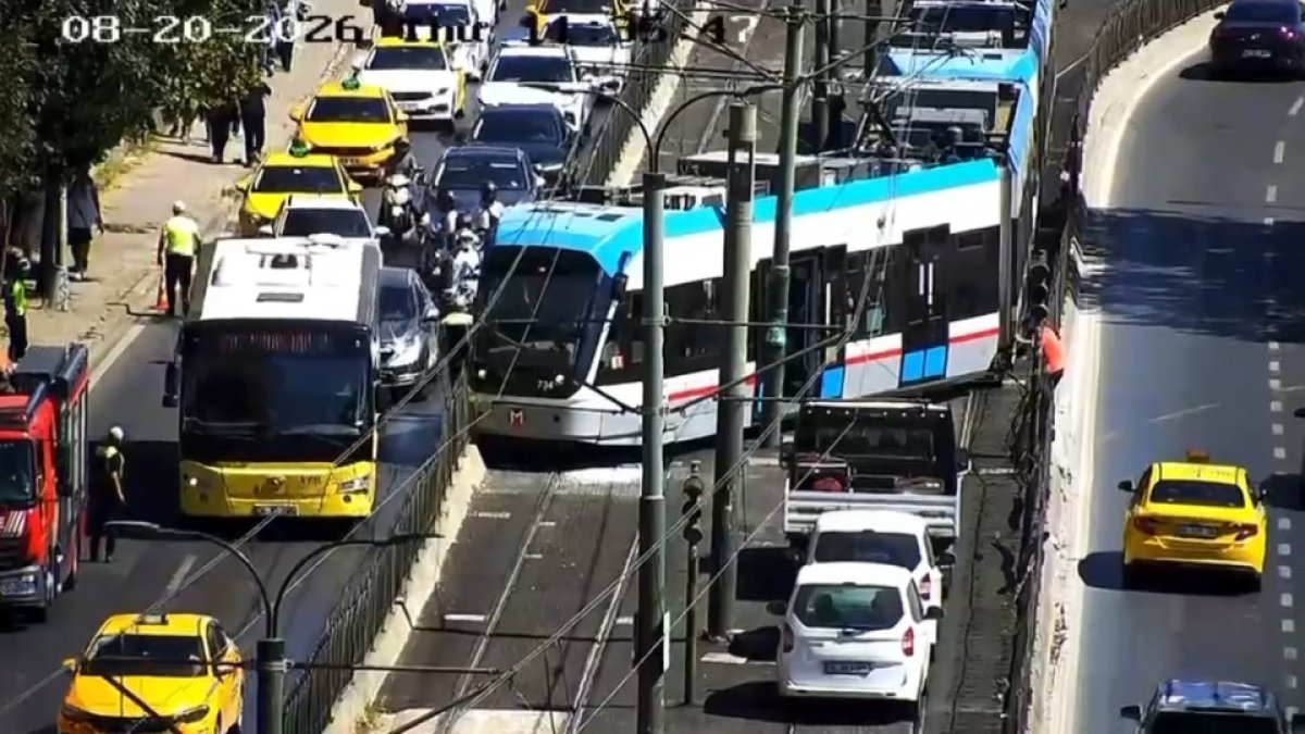 Beyoğlu'nda tramvay raydan çıktı