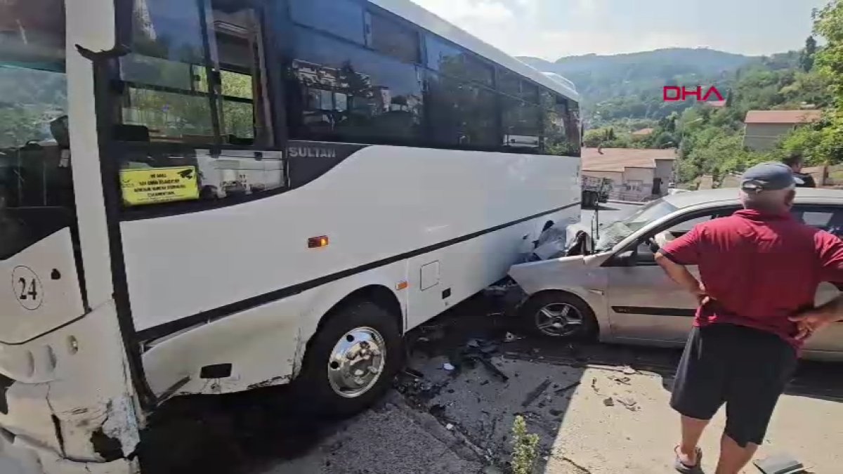 Halk otobüsü ile otomobil çarpıştı: 7 yaralı