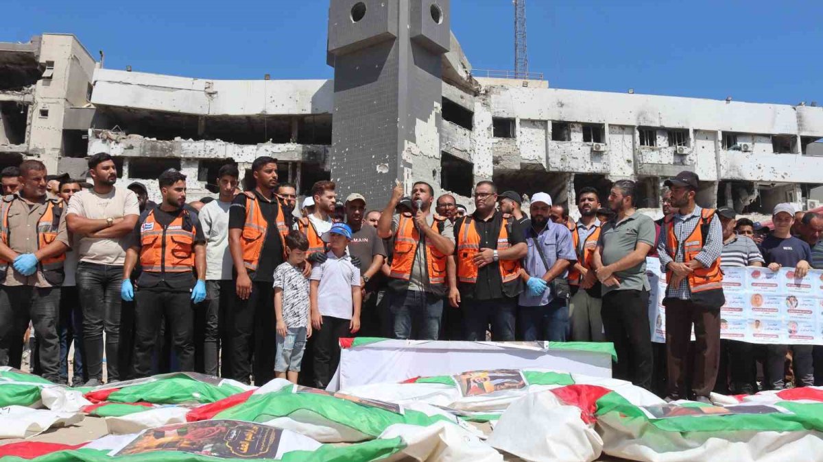 Gazze’de enkazlardan çıkarılan 19’u çocuk 50 kişi defnedildi