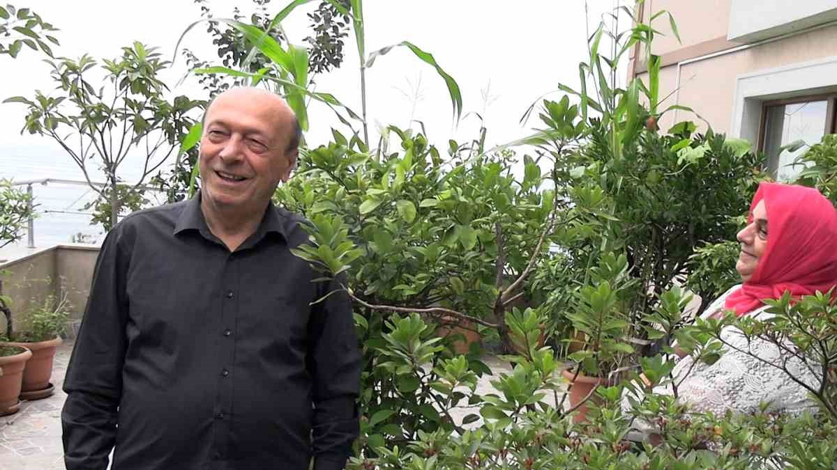 Rize’de apartman balkonunu botanik bahçesine çevirdiler: 102 saksıda meyve yetiştiriyorlar
