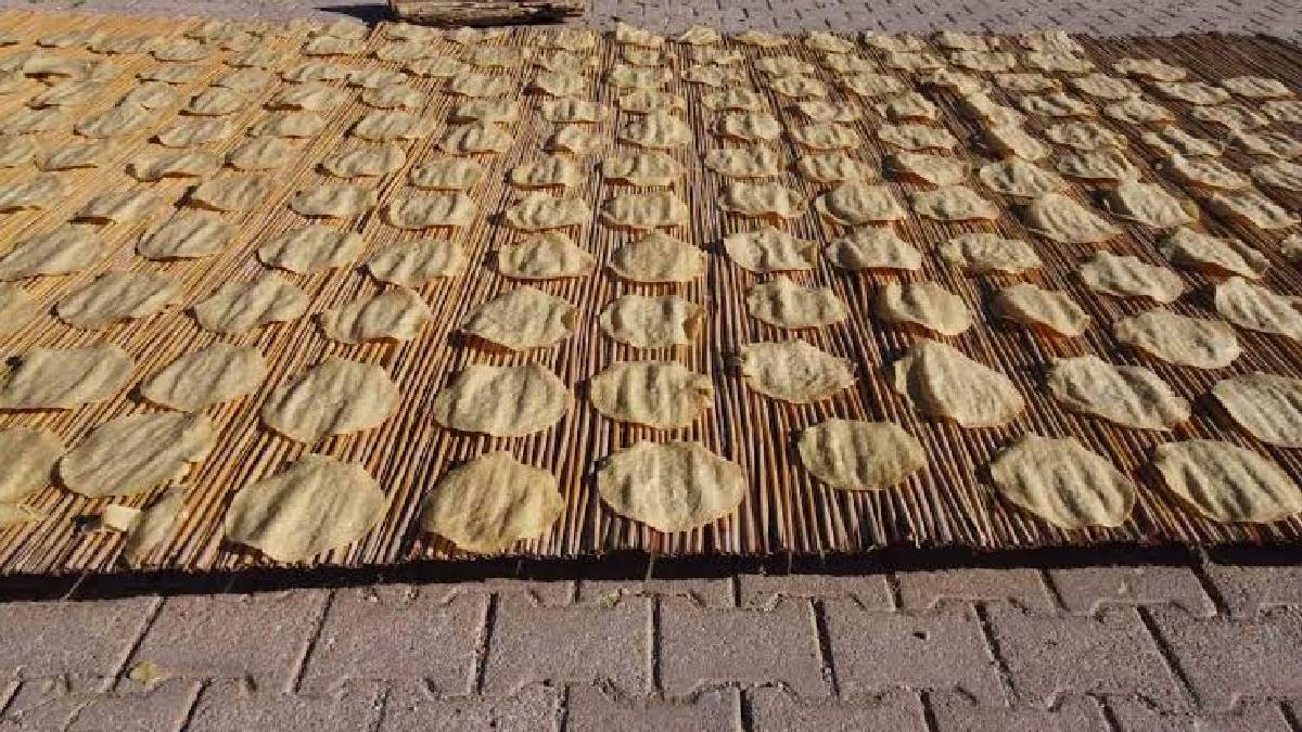 Yerlere dökülüyor güneşin altında kavrulup lezzetleniyor! Konya’da tarhana mesaisi