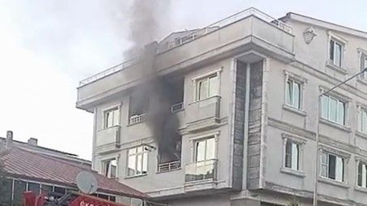 Mutfakta yangın çıktı, doğalgaz bomba gibi patladı: O anlar kamerada