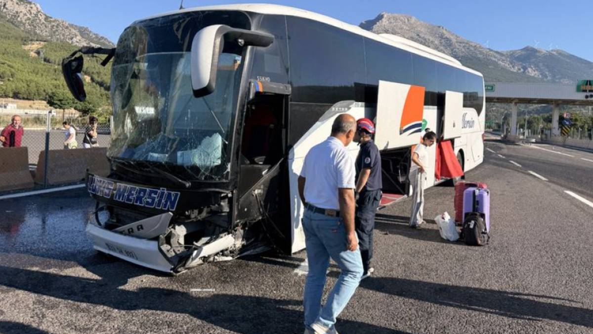 Adana'da otobüs beton bariyere çarptı: Yaralılar var