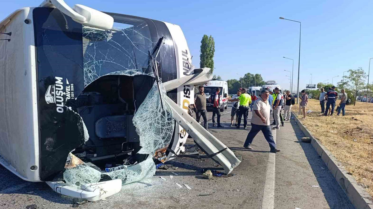 Afyonkarahisar’da yolcu otobüsü devrildi: 22 yaralı