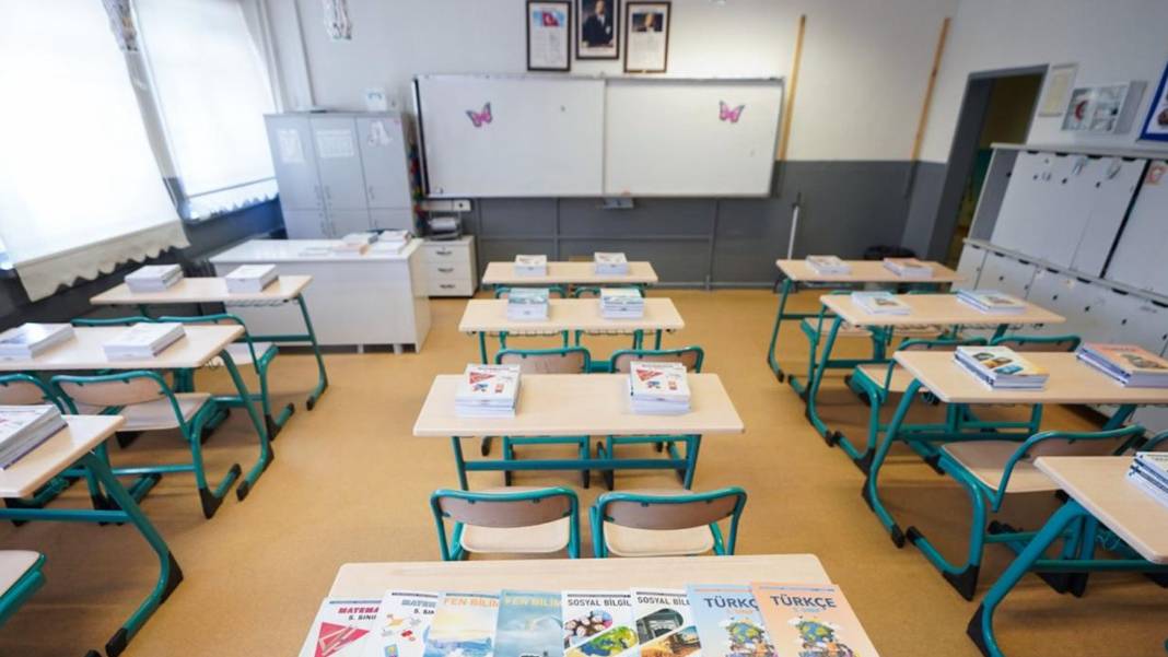MEB yasağı dinlemiyorlar: 49 bin liralık kitap seti 80 bin lira oldu