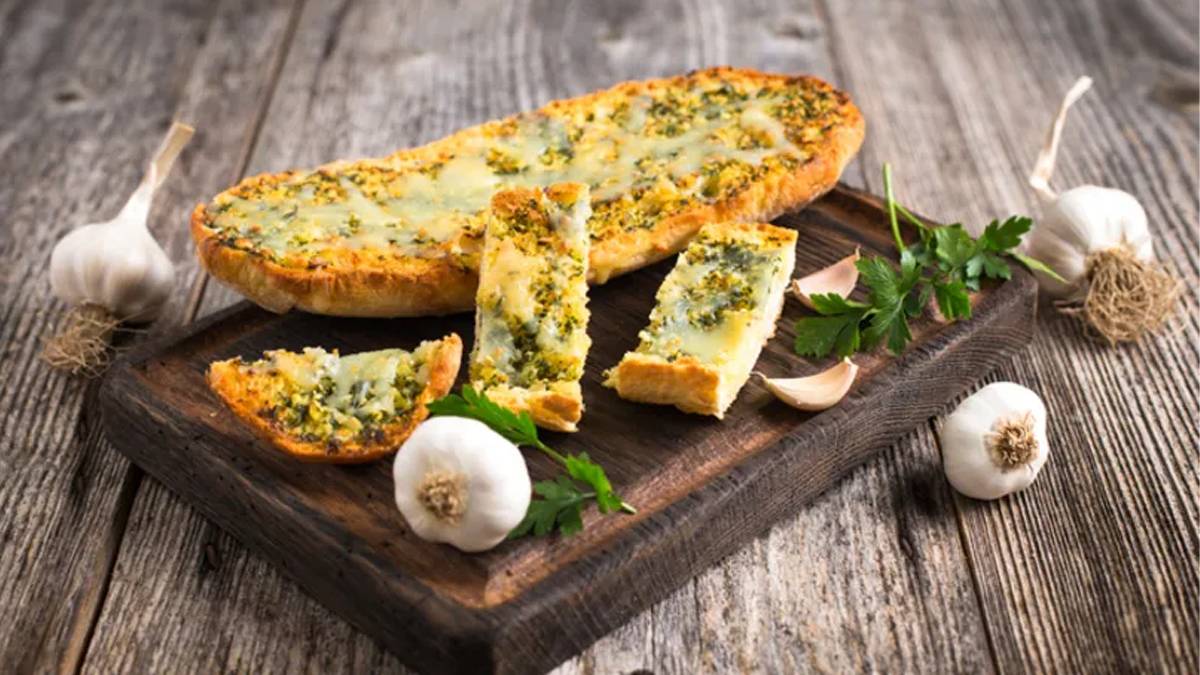 10 dakikada hazır: Tereyağlı ve bol kaşarlı sarımsaklı ekmek nasıl yapılır?