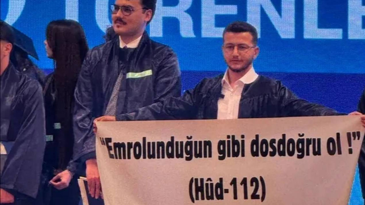Mezuniyette ayetli pankartla gündem olmuştu: “Cumhurbaşkanına hakaret”ten tutuklandı