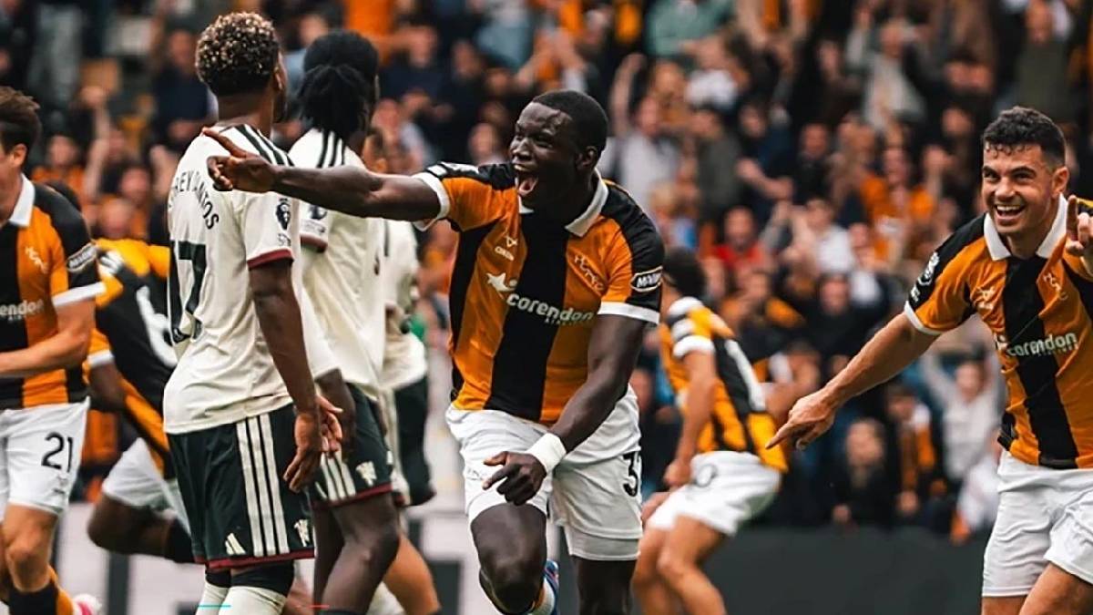 Hull City Premier Lig'e Manchester United’ı devirerek başladı