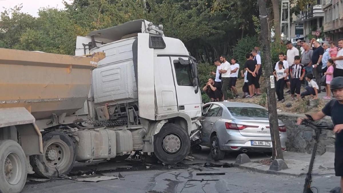 Esenler'de freni boşalan hafriyat kamyonu 7 araca çarptı