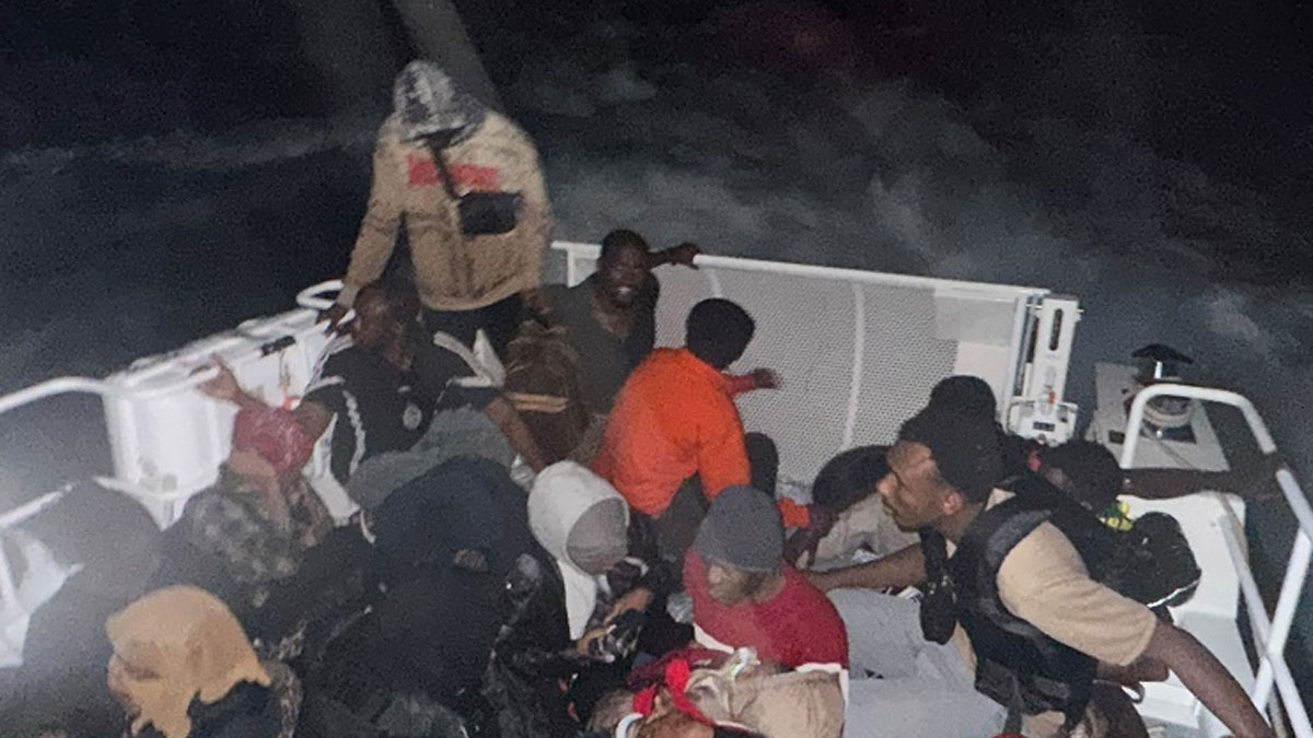 İzmir açıklarında 51 düzensiz göçmen yakalandı: 2 şüpheli gözaltında