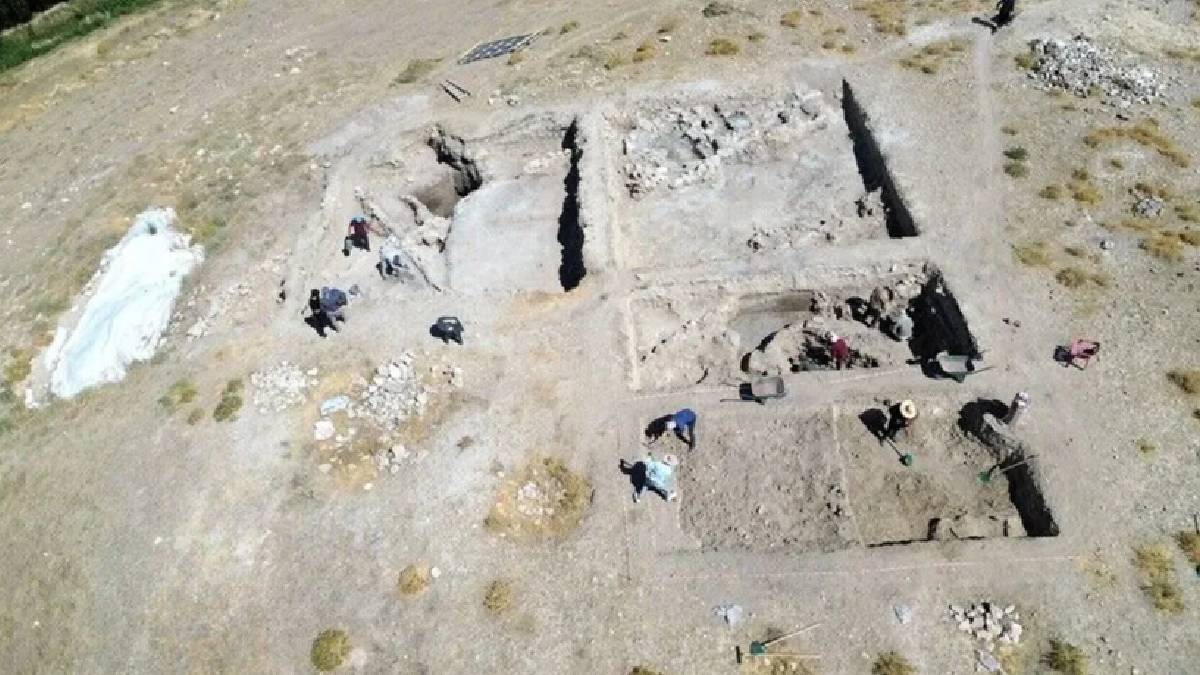 5 bin 500 yıl öncesine uzanan izler bulundu: Van'daki İremir Höyüğü'nde kazı sürüyor