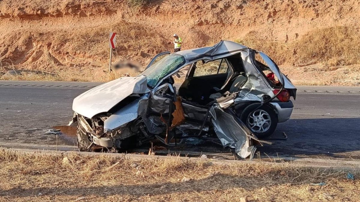Gaziantep'te katliam gibi kaza... 2 otomobil çarpıştı: 3 ölü 3 yaralı