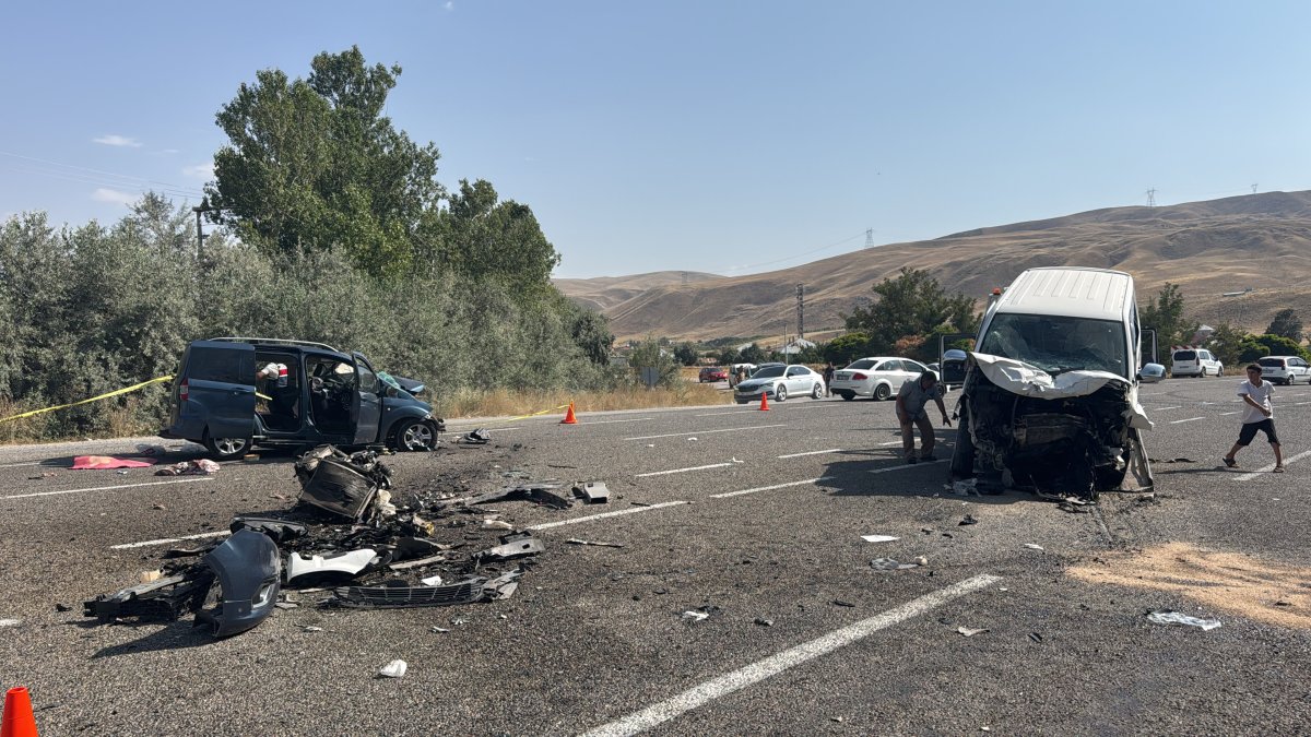 Van'da iki araç çarpıştı: 2 ölü, 9 yaralı
