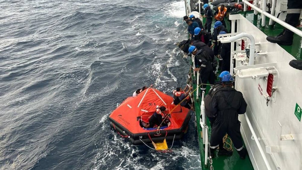 Hindistan açıklarında gemi battı: 2 kişi kurtarıldı, 22 mürettebat aranıyor