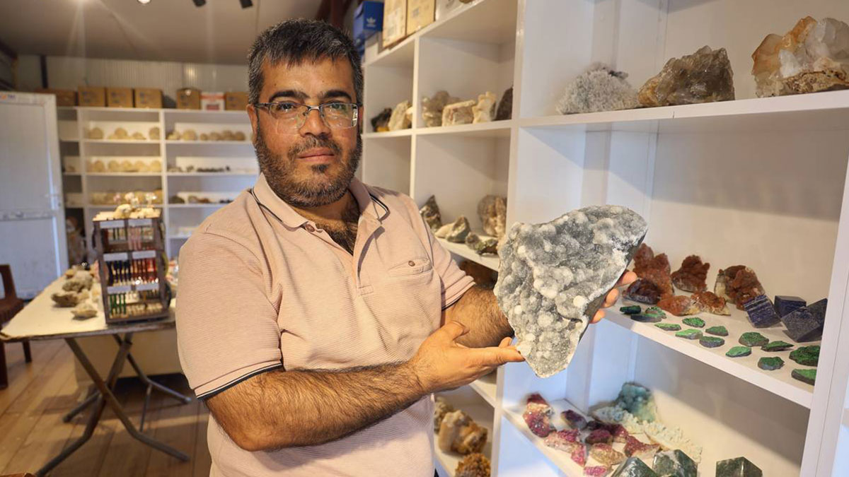 Koşarken ayağı taşa takıldı: O günden beri ekmeğini taştan çıkarıyor