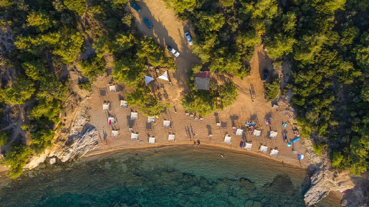 Yumuşacık kumu ve kademeli derinleşen deniziyle mest ediyor! Çeşme’nin uygun fiyatlı cenneti