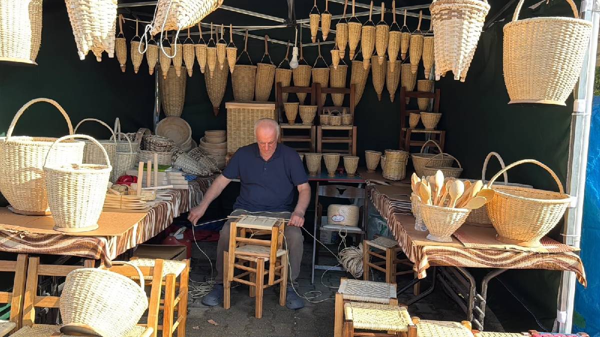Fındık çubuklarını kazanda 2 saat pişiriyor, baba mesleğini yaşatıyor! Bir tanesi için tam bir gününü harcıyor