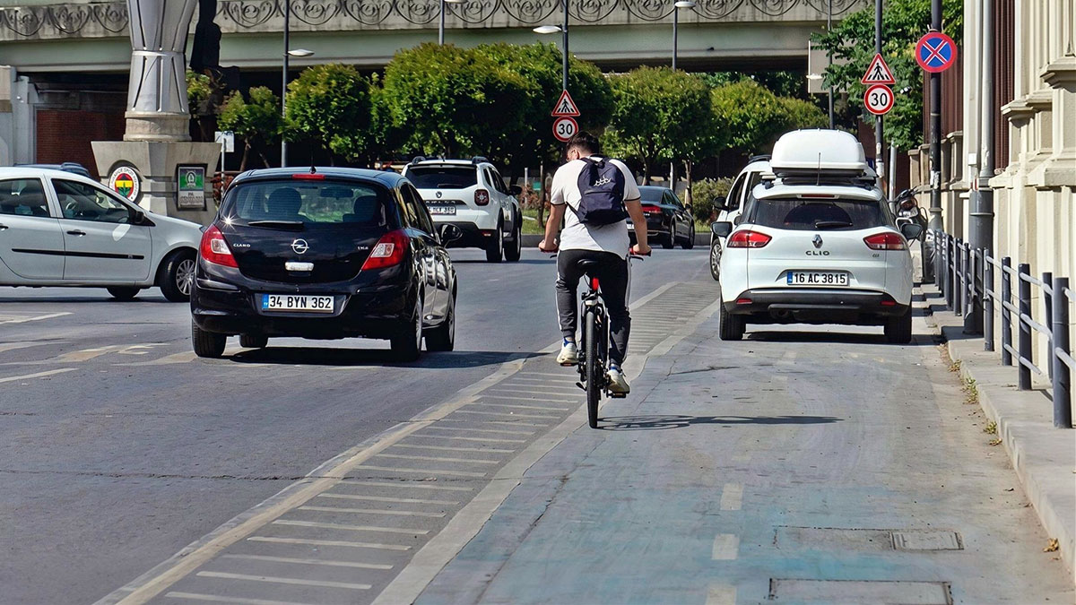 Mavi renge boyanmış sözde bisiklet yolları araç ve yaya işgaline teslim