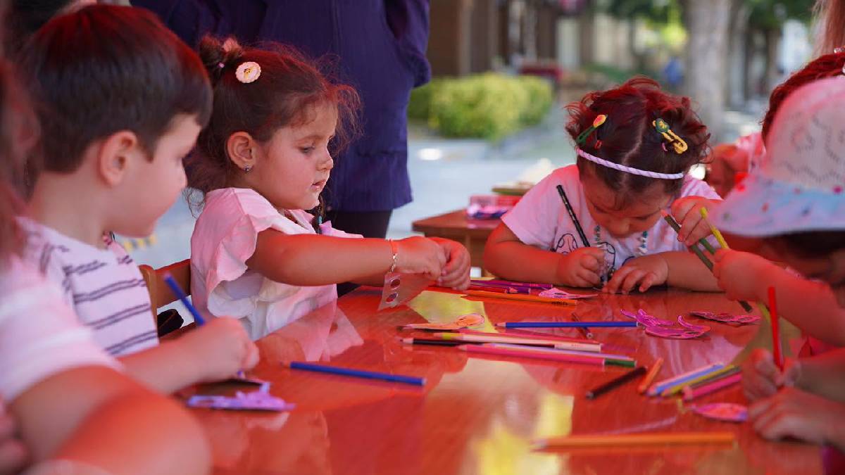 Çocuklar yaz çocuk atölyelerinde hem eğleniyor hem öğreniyor