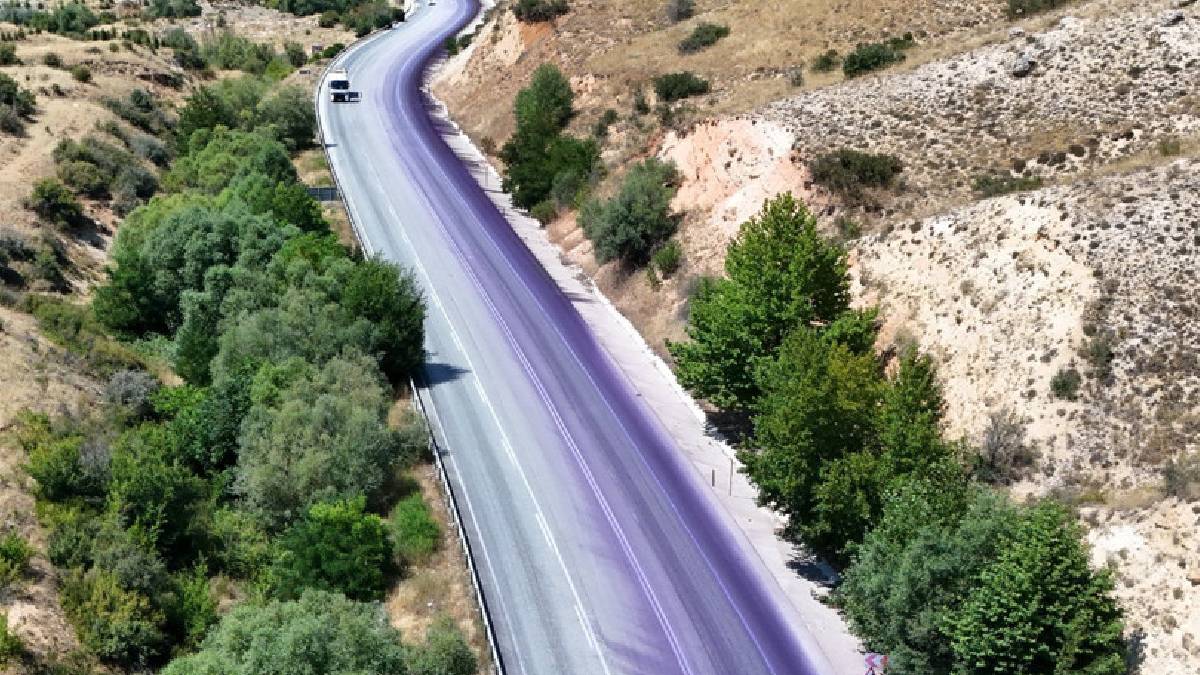 Afyonkarahisar'da yola dökülen boya araçları mora boyadı: 5 kilometrelik asfalt söküldü