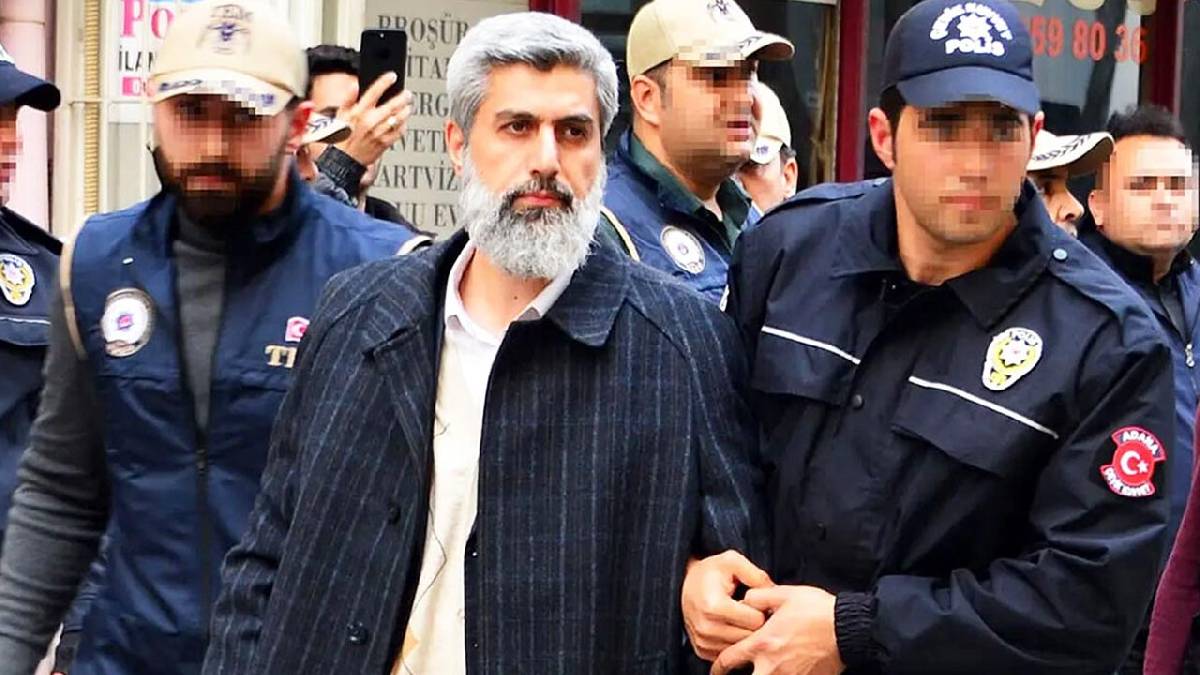 Bir elinde cımbız, bir elinde ayna umurunda mı dünya