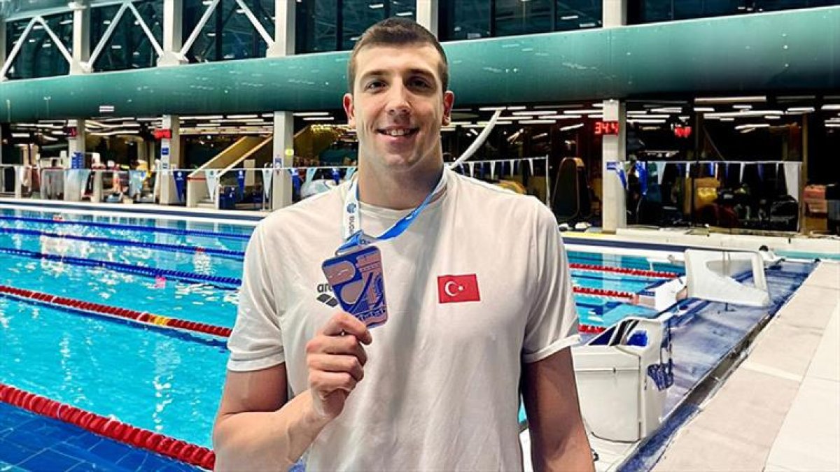 Milli yüzücü Emre Sakçı’dan altın madalya