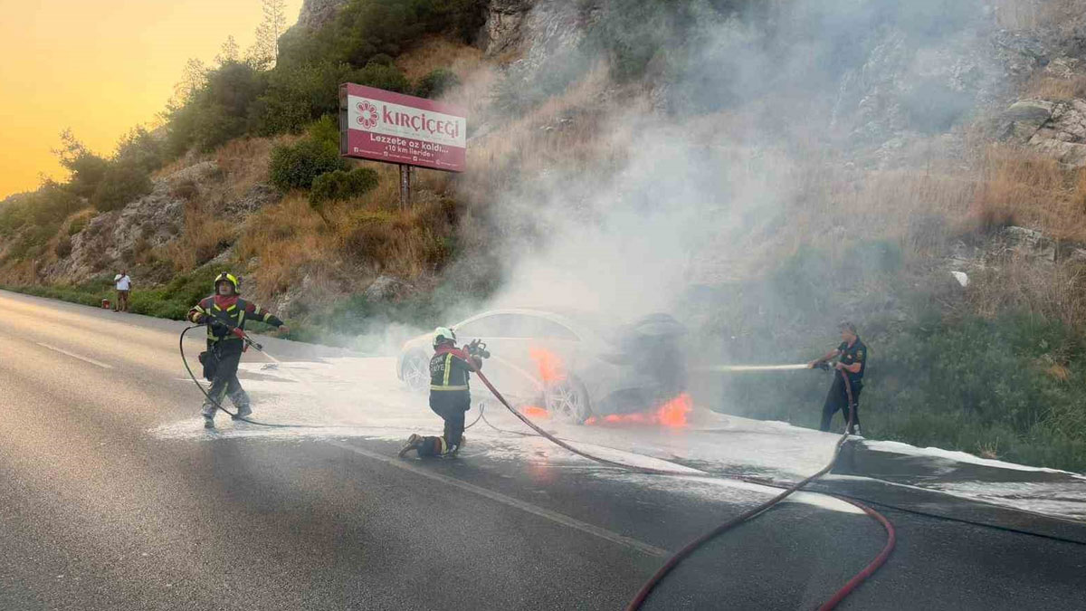 8 milyon TL’lik elektrikli araç, seyir halindeyken alev aldı: Müdahale 12 saat sürdü