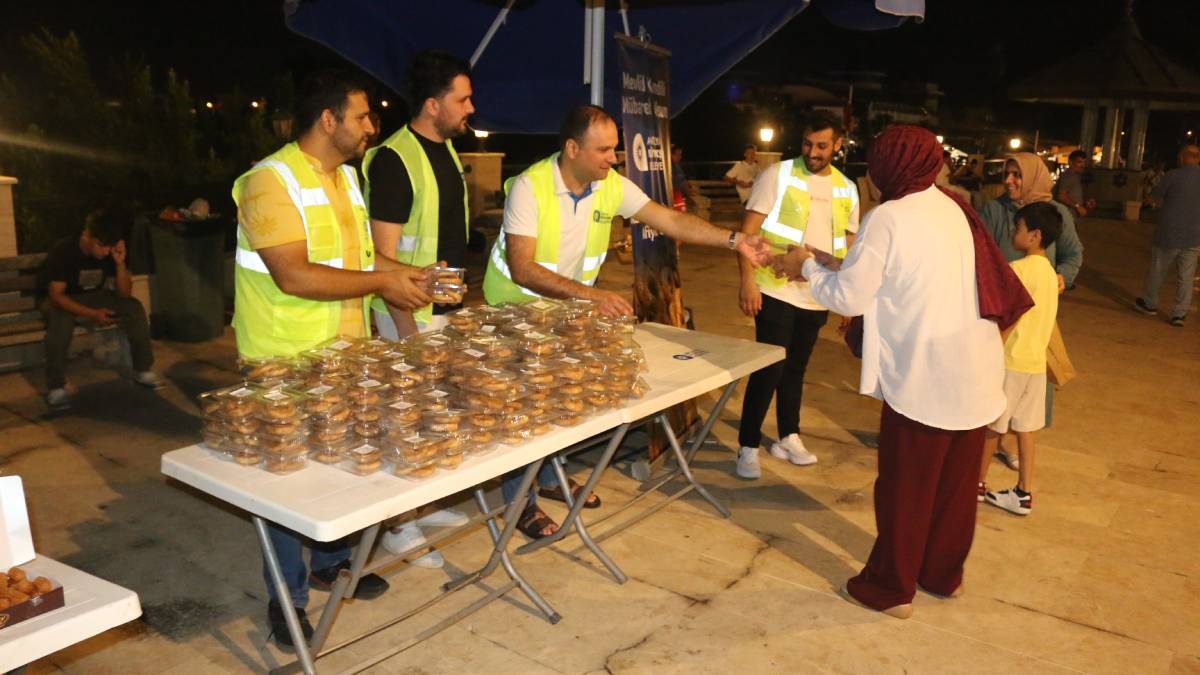 Büyükşehir Mevlit Kandil’inde 19 ilçede lokma ikram etti