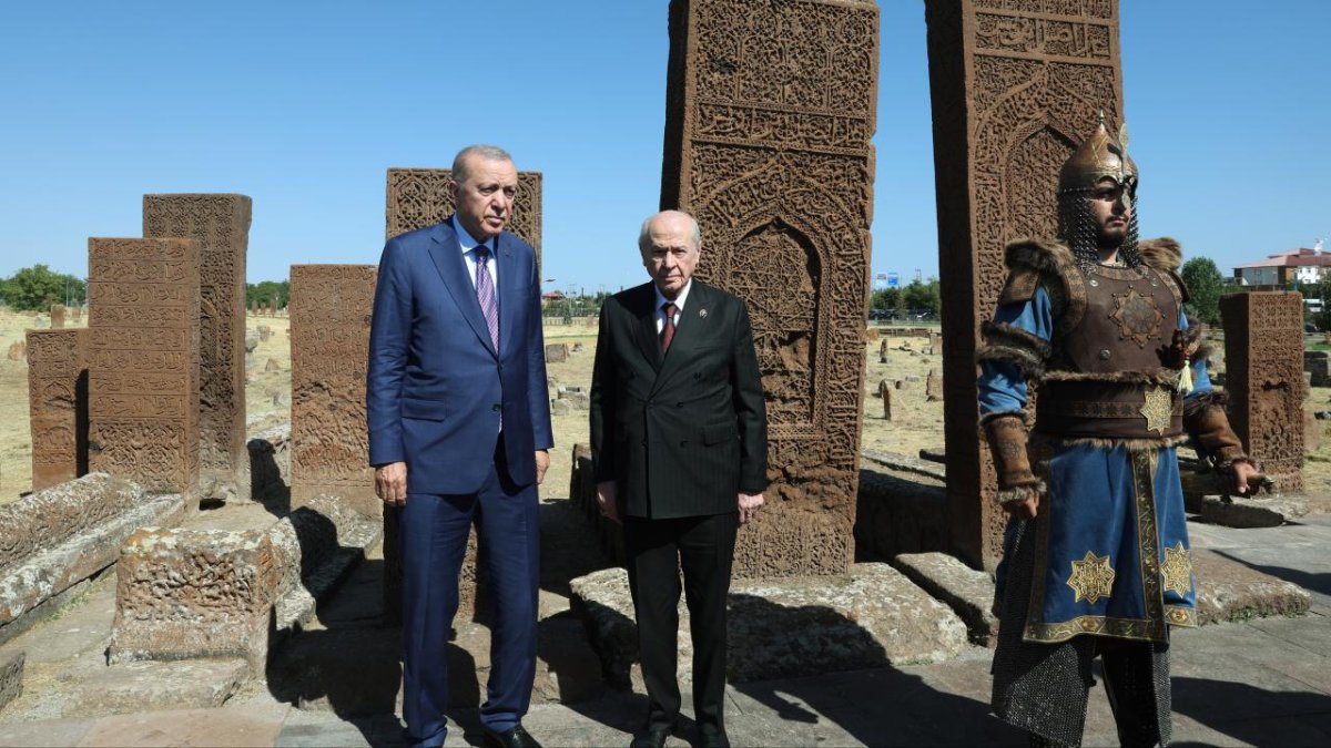 Erdoğan, Selçuklu Meydan Mezarlığı'nı ziyaret etti