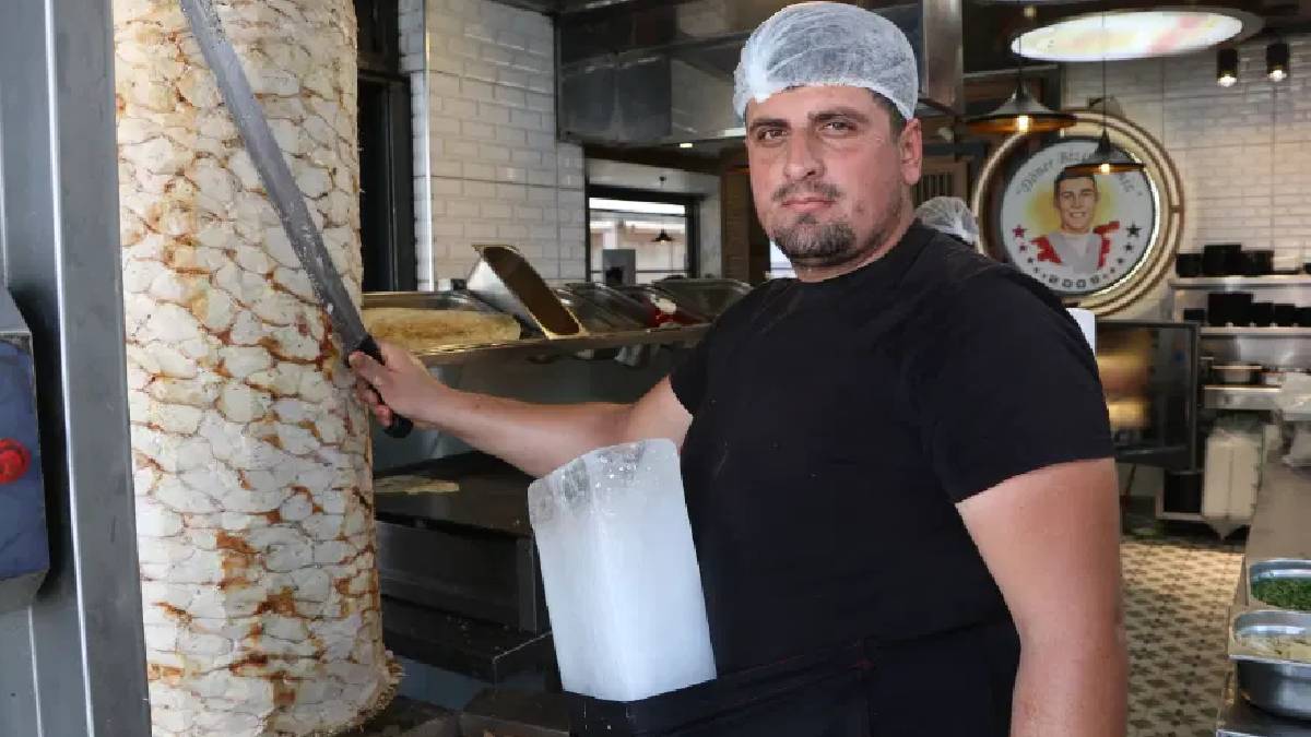 40 dereceyi geçen sıcağa Adanalı çözümü! Vücutlarına sardıkları buz kalıplarıyla serinliyorlar