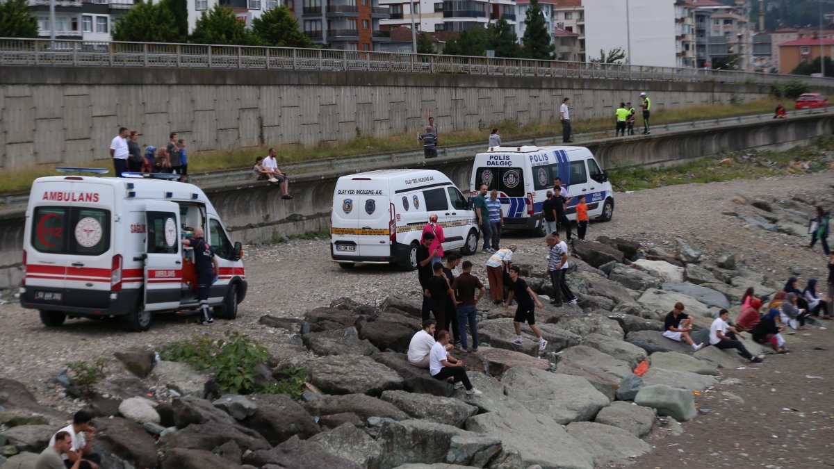 Rize'de yürek yakan olay: Denize giren 2 kardeşten 1'i öldü, diğeri kayıp