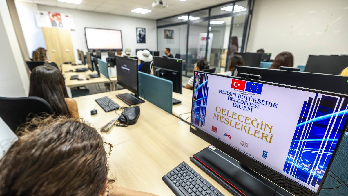 Mersin Büyükşehirden gençlere geleceğin kapılarını açan fırsat: Pyhton ile Yazılım Uzmanlığı’ eğitimi