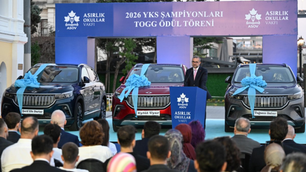 YKS'de Türkiye birincisi olan 3 öğrenciye Togg hediye edildi