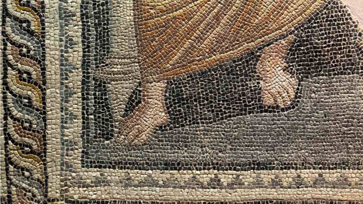 1800 yıllık Zeugma mozaiğinde dikkat çeken tıbbi ayrıntı: Ayak deformitesi bilimsel literatüre girdi!
