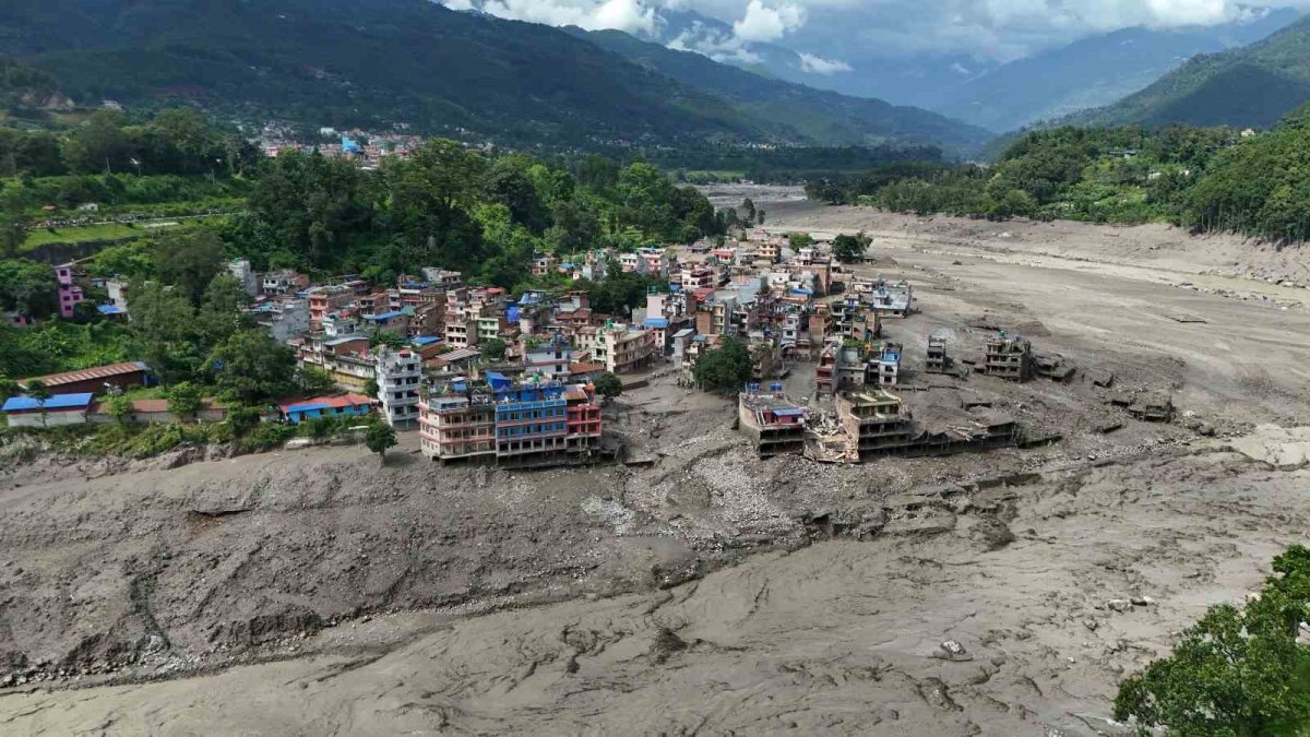 Nepal’de ani sel: 8 kişi hayatını kaybetti