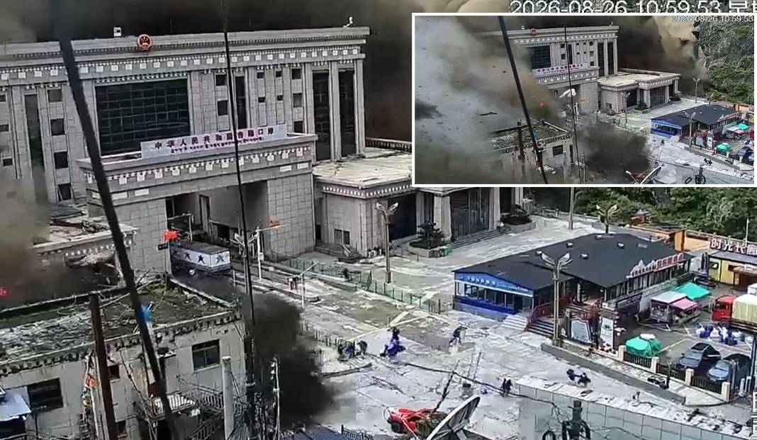 Film sahnesi değil gerçek: Dev toprak kayması yüzlerce insanı ve aracı saniyeler içinde yuttu