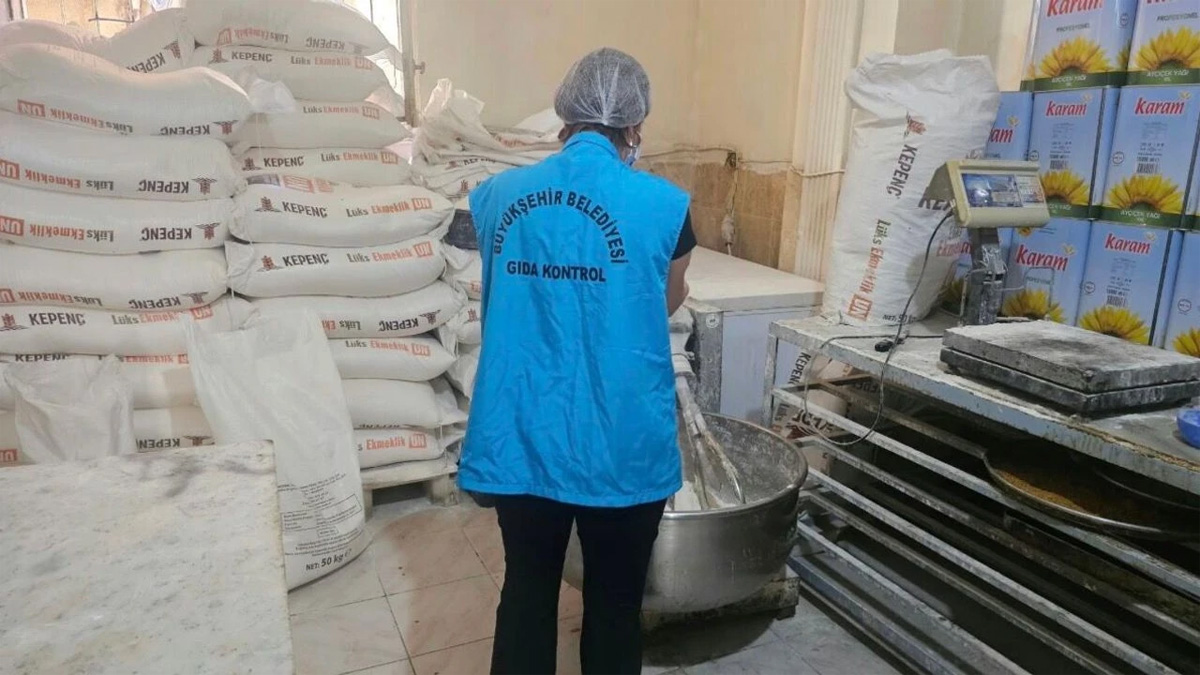 Diyarbakır'da gıda skandalı: Tarihi geçmiş ve böceklenmiş 7 ton un imha edildi!