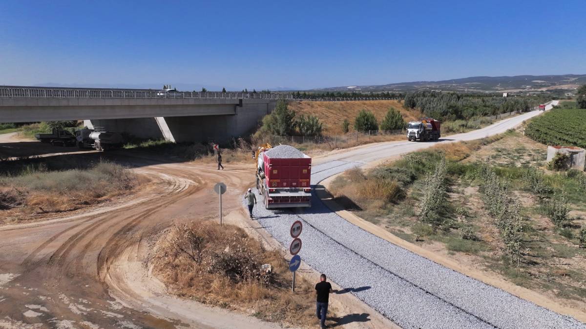 Manisa Büyükşehir’den Turgutlu-Saruhanlı arasında 15 kilometrelik yol çalışması